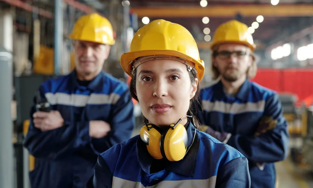 Trabalhadores equipados com EPIs